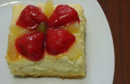 Prăjitură (pască) cu brânză și fructe