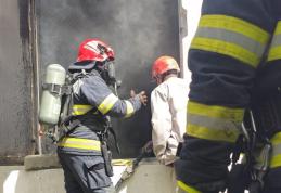 Pompierii au intervenit după ce un transformator electric pe bază de ulei a luat foc