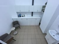 Ofer spre închiriere o cameră într-un salon, BarberShop