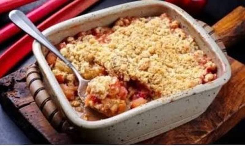Crumble cu rubarbă și mere
