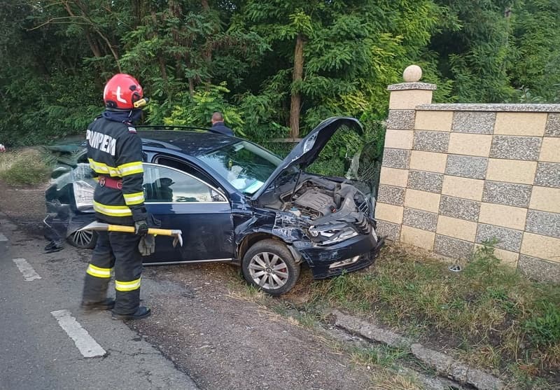 Accident! Două persoane ajunse la spital după impactul dintre un autoturism și o autoutilitară