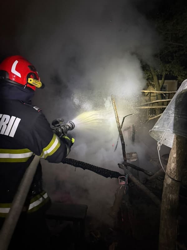 Incendiu la o bucătărie de vară din Cristinești. Pompierii dorohoieni au intervenit