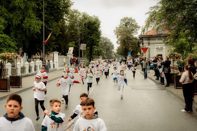 Prima ediție a Crosului Olimpic „Anul Nadia Comăneci” a adunat la Dorohoi aproape 1.000 de participanți și sute de zâmbete