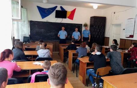 Jandarmii au discutat cu elevii din școlile botoșănene pentru o „Vacanță în siguranță”