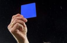 Regulă nouă în fotbal. Arbitrii vor putea sancționa jucătorii folosind cartonașul albastru