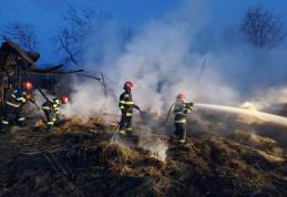 Aproape 30 de tone de furaje distruse în urma unui incendiu de la o scânteie provenită de la o drujbă - FOTO