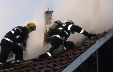 Pompierii au intervenit pentru stingerea a două incendii produse la coșurile de fum a două locuințe din Broscăuți și Mășcăteni
