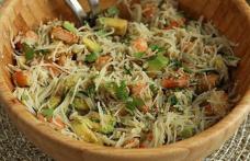 Salată cu fidea de orez, creveți, avocado și ou