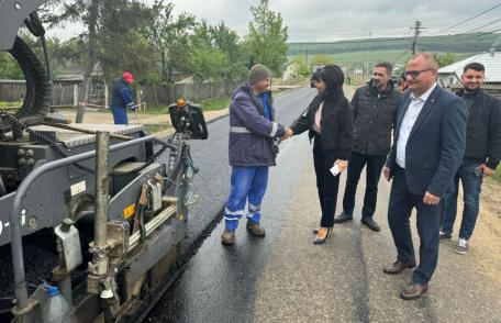 Covor asfaltic nou turnat pe drumul județean din Copălău - FOTO
