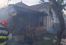 Incendiu izbucnit într-o casă din localitatea Zăicești. Vecinii au chemat pompierii - FOTO