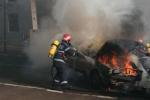 Autoturism cuprins de flăcări din cauza aprinderii combustibilului scurs pe motorul încins