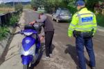 Minor fără permis de conducere depistat în trafic cu un motoscuter neînregistrat