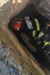 Pui de pisică salvat de pompieri dintr-un canal de aproximativ patru metri adâncime