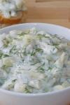 Salată de fasole verde cu iaurt și usturoi