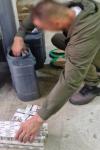 Ţigări de contrabandă, ascunse în bidoane din material plastic, confiscate la frontieră