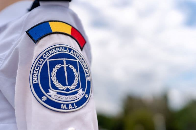 Două fapte de dare de mită, sesizate în aceeași zi de polițiștii unei patrule rutiere la Botoșani