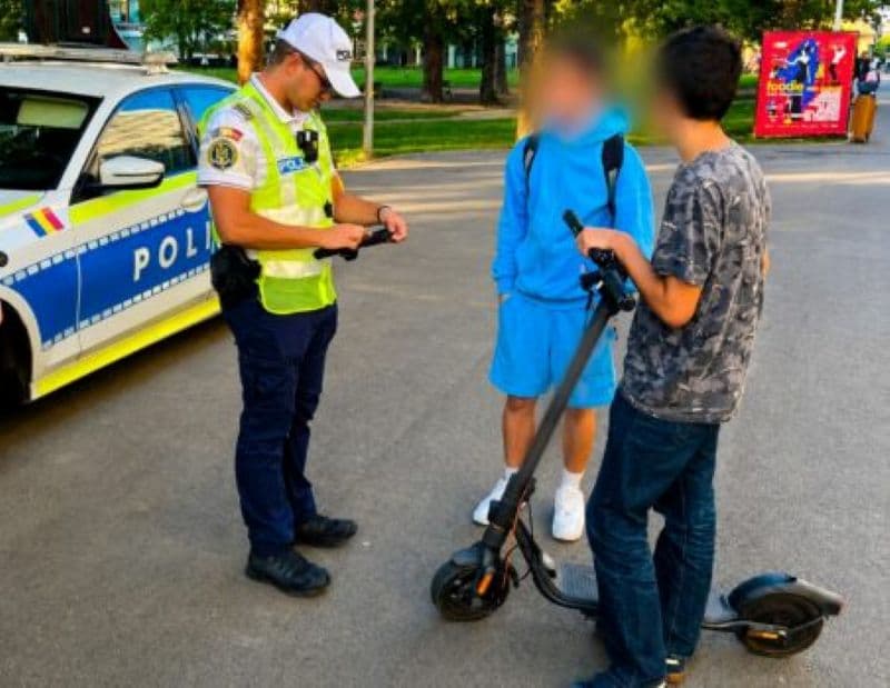 Vânătoare de trotinetiști, bicicliști și pietoni care sfidează legea în trafic la Botoșani și în județ. Polițiștii i-au amendat cu sutele