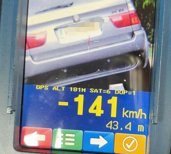 Polițiștii au reținut 19 permise de conducere pentru depășirea vitezei. Un grăbit avea 141 de km/h, în localitate