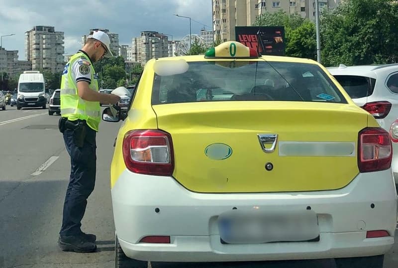 Acțiune a polițiștilor rutieri, pentru verificarea transportatorilor în regim taxi