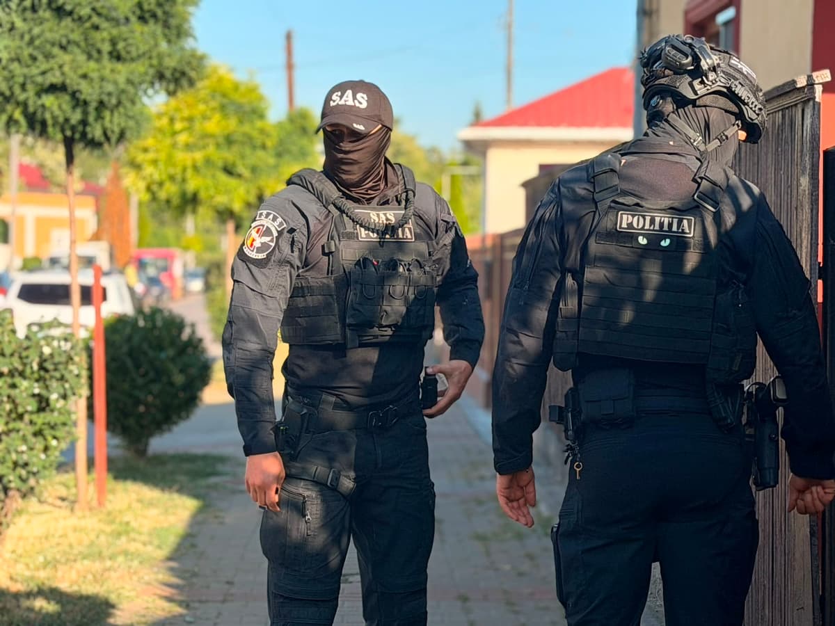 Percheziții desfășurate de polițiști la persoane bănuite de furtul a peste un kilogram de aur