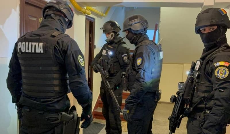 Percheziții domiciliare puse în aplicare de polițiști. Bijuterii în valoare de 1.732.000 lei identificate de polițiști
