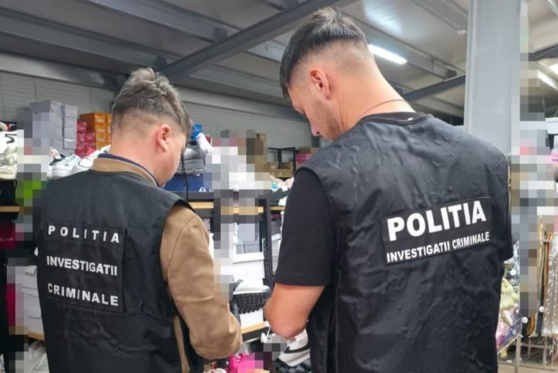 Articole vestimentare contrafăcute confiscate de polițiști