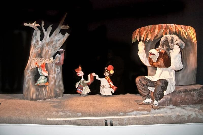 Teatrul Vasilache Botoșani vă invită la spectacolul Ursul păcălit de vulpe