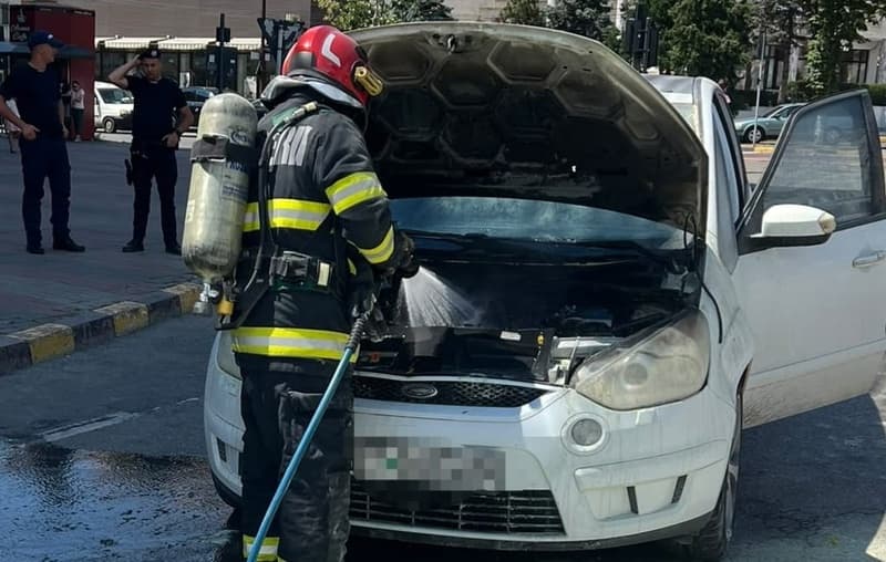 Un autoturism a luat foc în timp ce se deplasa pe o stradă din Botoșani