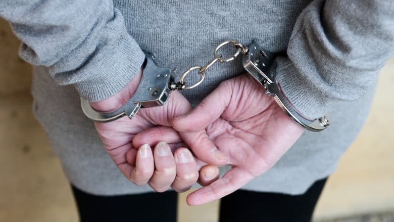 Femeie de 44 de ani, reținută pentru încălcarea ordinului de protecție și distrugere