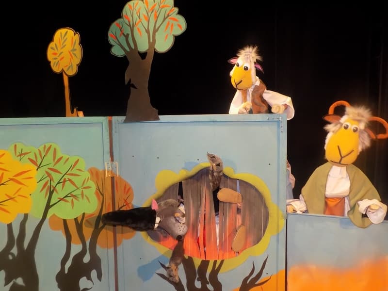 „Capra cu trei iezi” la Teatrul „Vasilache” Botoșani