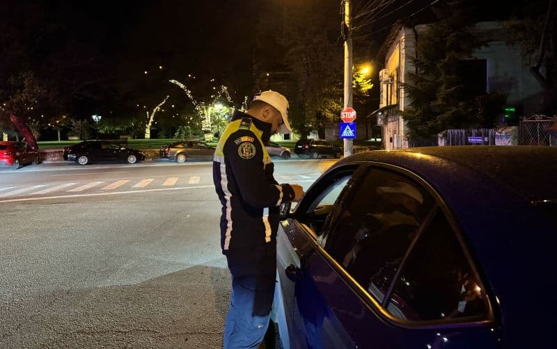 Bărbat cu permisul anulat, depistat de polițiști la volanul unui vehicul