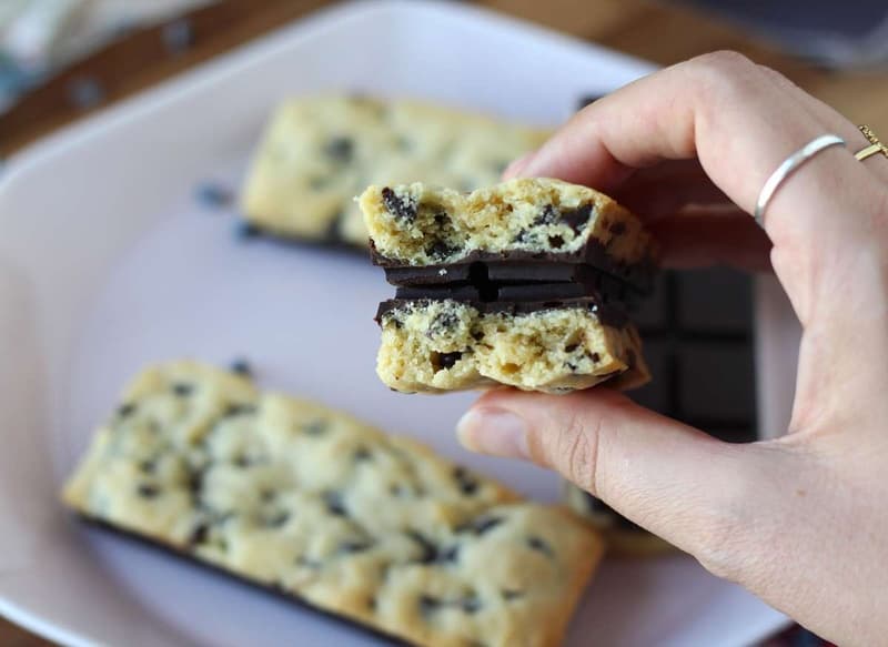 Biscuiți cu ciocolată, pufoși și crocanți
