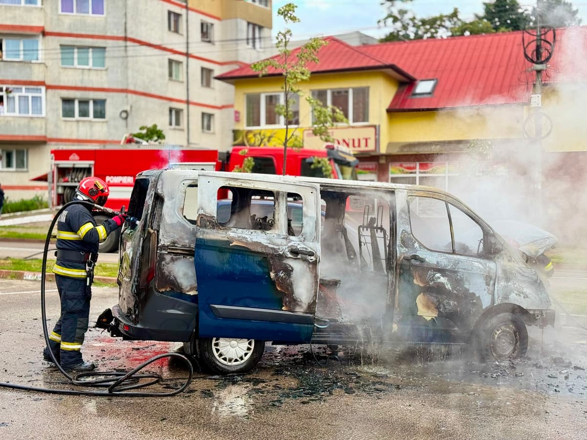 Incendiu la o autoutilitară aflată în mers, pe o stradă din Botoșani