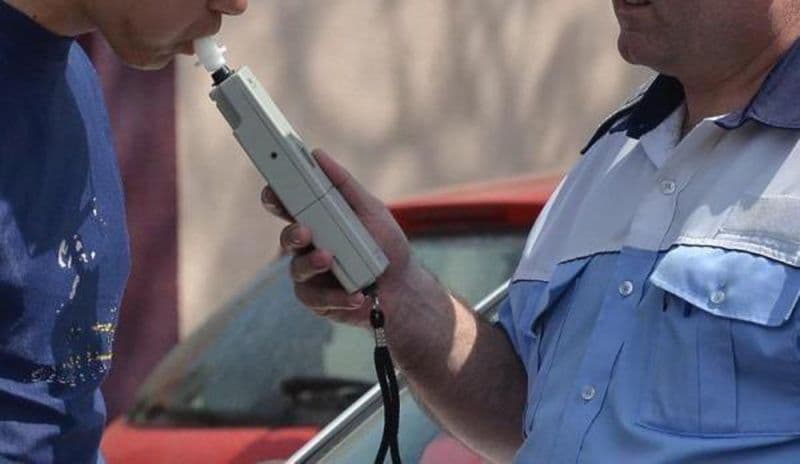 Șofer de 55 de ani, REȚINUT de polițiști: A fost prins „mort de beat” la volan