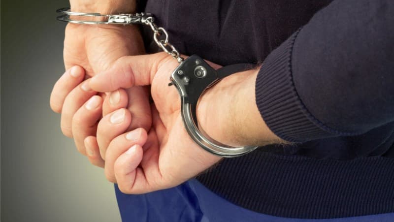 A spart o locuință și a furat o casetă de valori și bunuri de 10000 lei. Suspectul a fost reținut