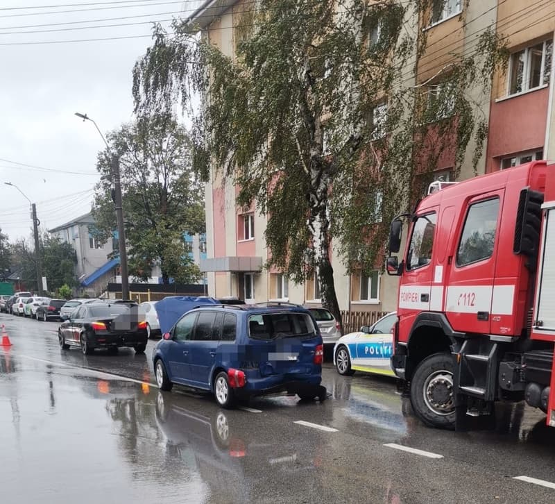 Accident rutier în Botoșani: trei vehicule implicate și o persoană transportată la spital