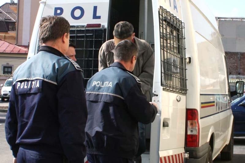 Tânăr fără permis, depistat la volanul unei mașini neînmatriculate. A fost reținut de polițiștii din Flămânzi