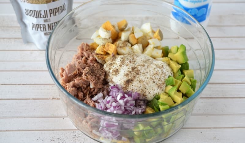 Salată de avocado cu ton