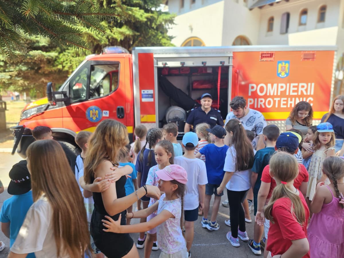 Pompierii botoșăneni, alături de copiii de la școala de vară organizată de Parohia „Sfântul Ioan Botezătorul” - FOTO