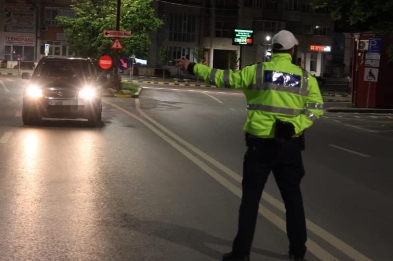 Acțiune nocturnă a polițiștilor în Botoșani. 45 de sancțiuni aplicate, 1 permis și 2 certificate de înmatriculare retrase