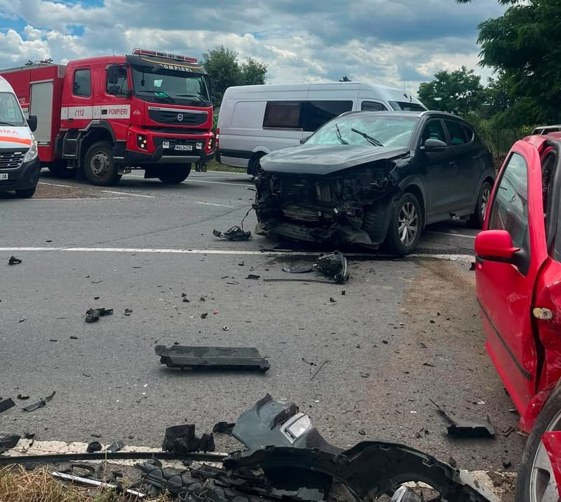 Impact între două autoturisme pe E58, la Huțani: O femeie și un bărbat au ajuns la spital