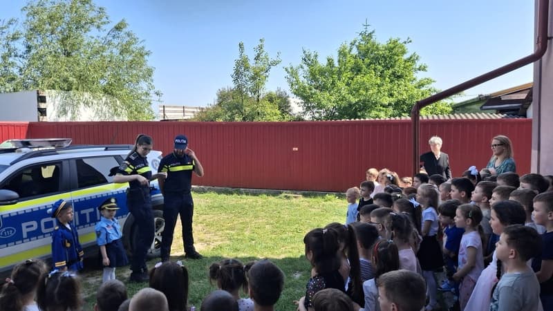 Activități ale polițiștilor botoșăneni în cadrul Săptămâna Siguranței Școlare