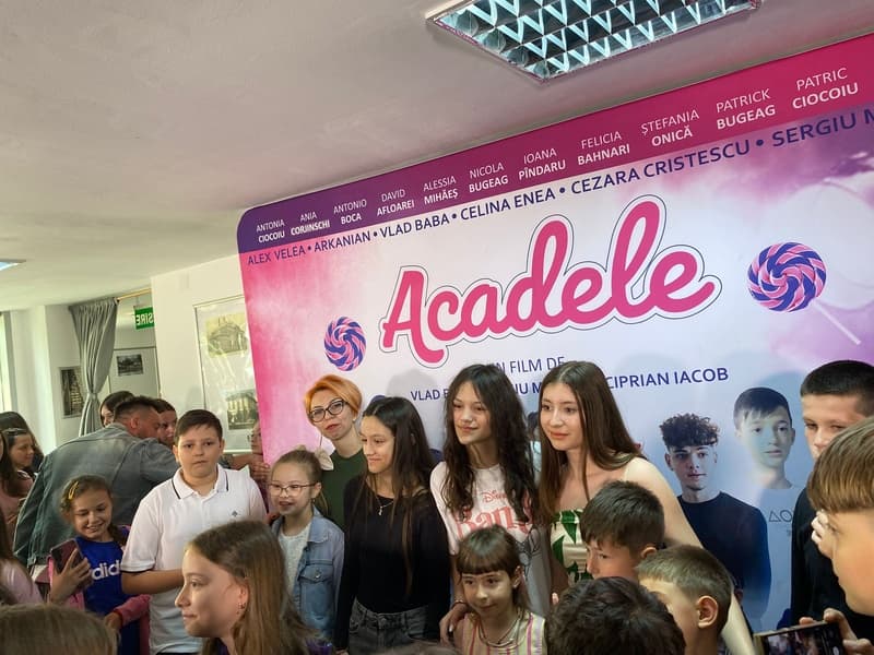 Bucuria copilăriei prezentată pe scenă - Avanpremiera filmului „Acadele” la Dorohoi
