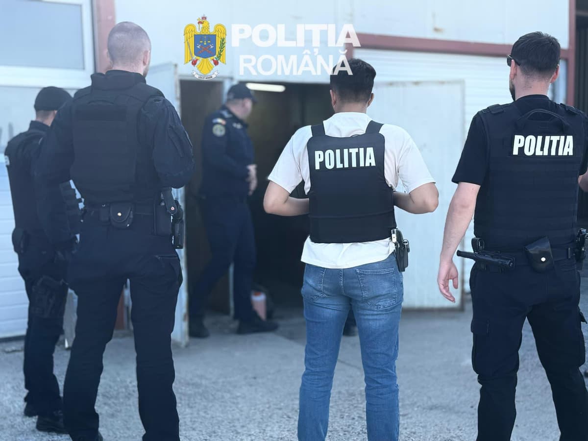 11 percheziții efectuate de polițiști în cadrul unui dosar penal pentru șantaj, violare de domiciliu, influențarea declarațiilor și amenințare