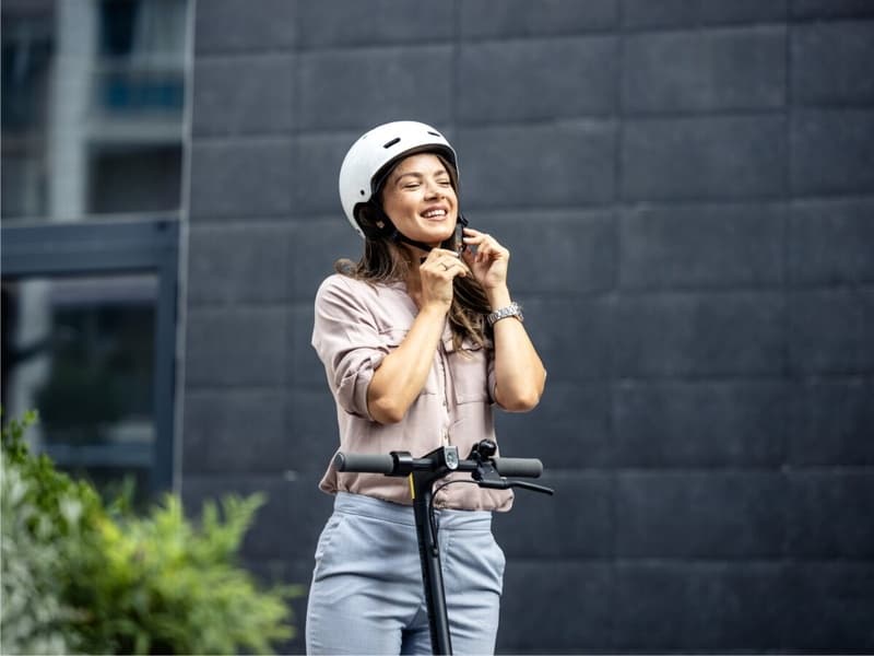 Se schimbă regulile pentru trotinete și biciclete electrice: casca ar deveni obligatorie pentru toți utilizatorii indiferent de vârstă