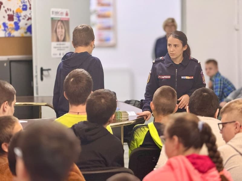 Lecții de siguranță: pompierii botoșăneni, alături de copiii cu dizabilități