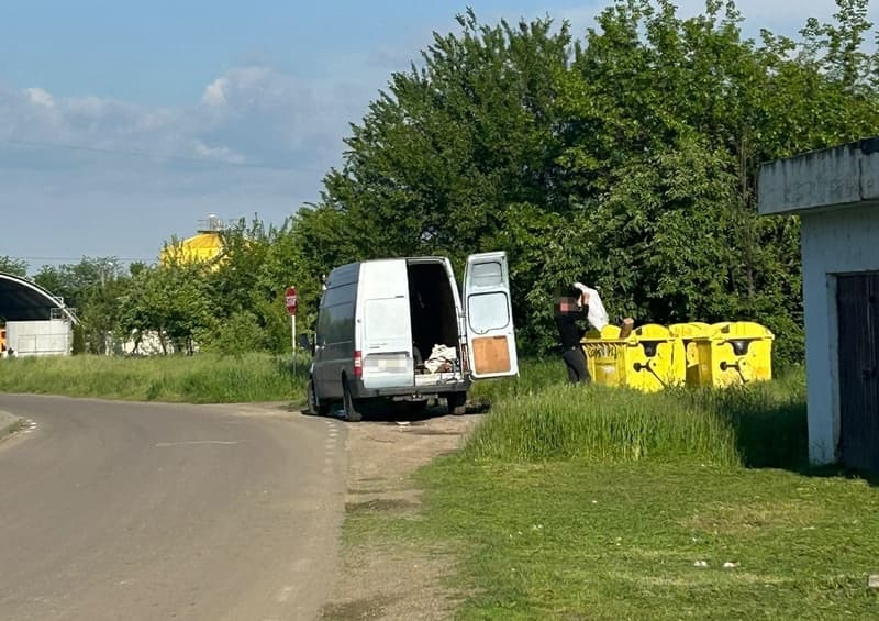 Persoană care a aruncat gunoi din construcții în pubele pentru gunoi menajer sancționată de polițiștii locali din Dorohoi