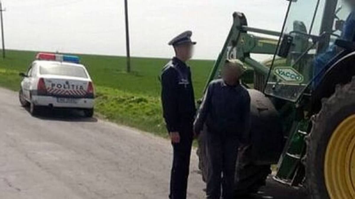 Bărbat de 83 de ani depistat la volanul unui tractor fără a deține permis de conducere