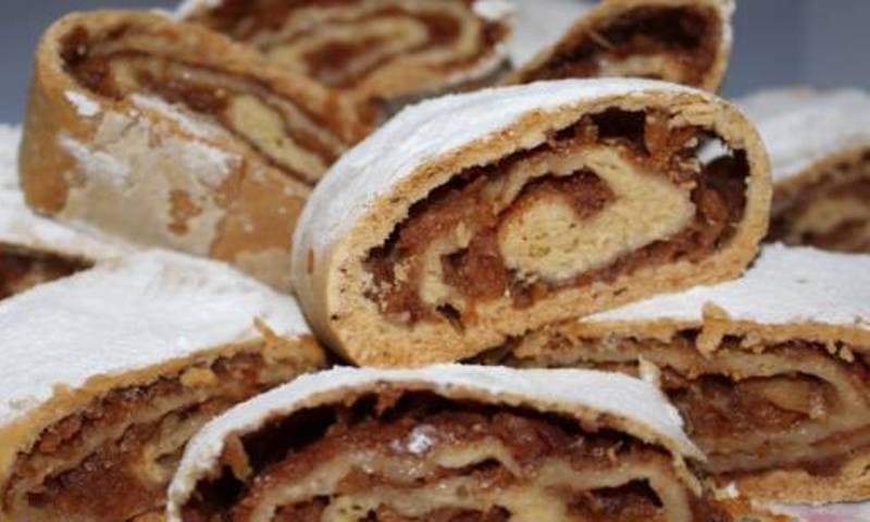 Plăcintă rulată cu mere