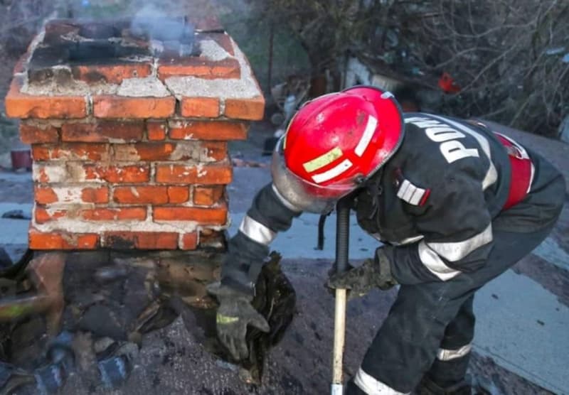 Casă din Botoșani în pericol după ce funinginea din coșul de fum s-a aprins